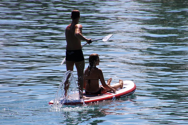 Solar-SUP Mann und Frau
